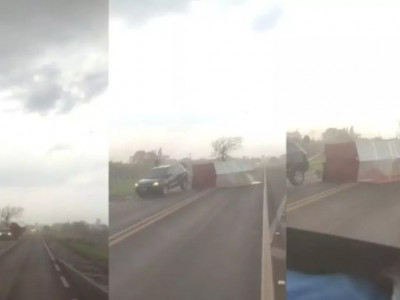 Trailer tomba após rajadas de vento em rodovia de MS