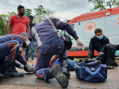 Acidente com duas motocicletas deixa idoso ferido em Coxim