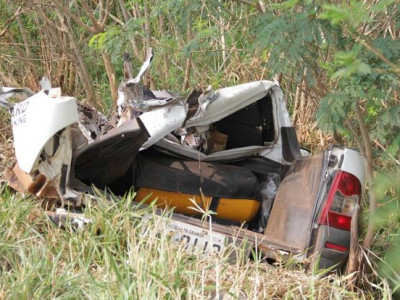 Acidente entre carro e carreta mata um na BR-060