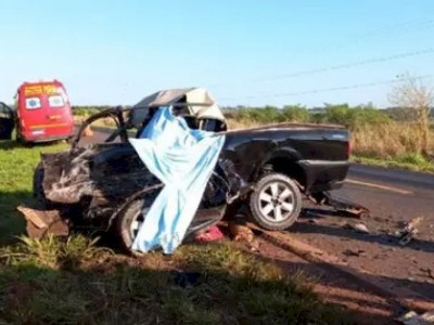 Acidente entre picape e carreta bitrem deixa um morto na BR-376