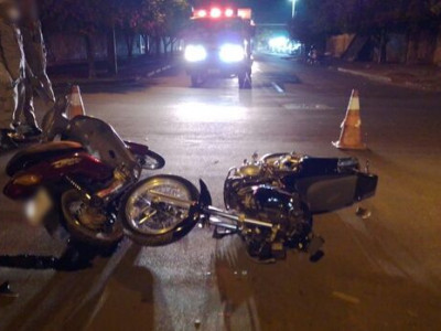 Após batida entre motos, condutora foge e abandona amiga na UPA