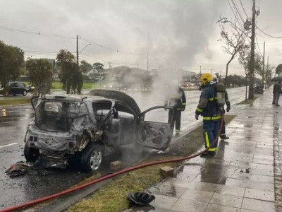 Carro com criança pega fogo e assusta família no Paraná
