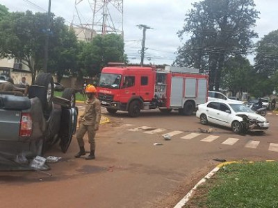 Colisão entre dois veículos deixa um de pneus para cima