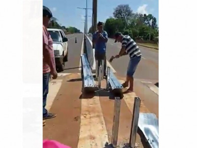 Indígenas arrancam guard rail colocado em travessia na MS-156