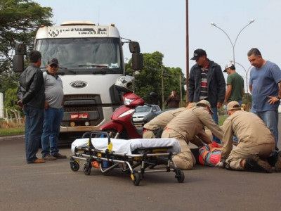 Motociclista fica ferida ao bater em caminhão guincho em Batayporã