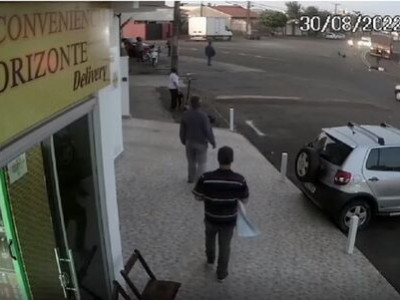 Mulher bate em caminhão e 