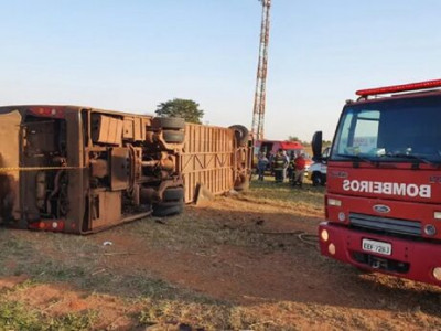Ônibus que saiu de Corumbá tomba e mata duas pessoas em rodovia de SP