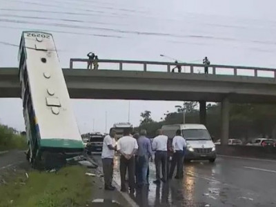 Ônibus quebra proteção e despenca de viaduto em Salvador