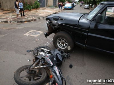 Rapaz bate moto em dois veículos e morre em Três Lagoas