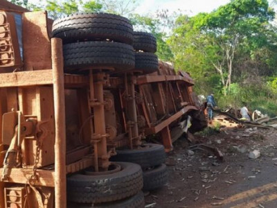Acidente com carretas deixa um ferido em Paraíso das Águas