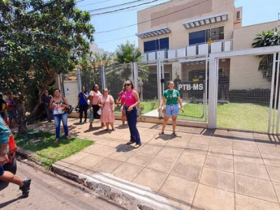 Após calote, cabos eleitorais protestam em frente à sede do PTB