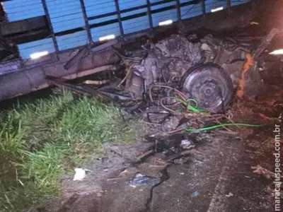 Caminhões batem de frente e três pessoas morrem na BR-376