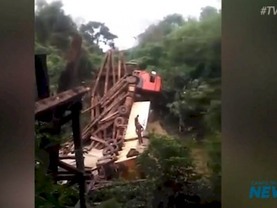 Carregada de calcário, carreta bitrem derruba ponte de madeira