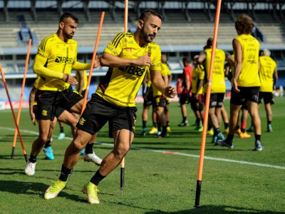 Flamengo e Athletico-PR decidem título da Libertadores hoje