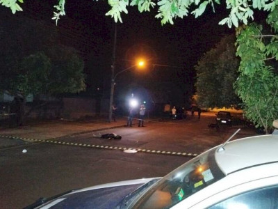 Homem de 44 anos é assassinado a golpes de faca em residência