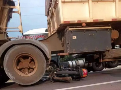Jovem escapa da morte após moto parar sob carreta na BR-163 