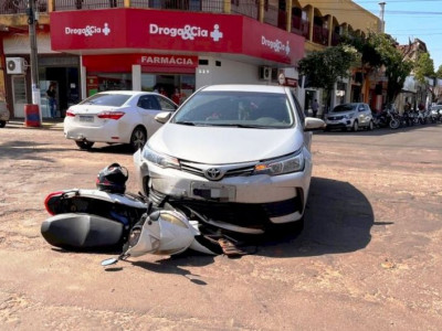Jovem fica gravemente ferida após acidente entre carro e moto