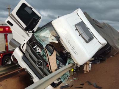 Leite fica esparramado em rodovia após acidente em Dourados