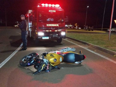 Motociclista morre após perder o controle da direção e bater em rotatória
