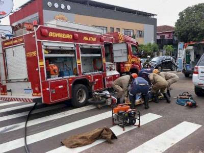 Motoentregador é atropelado por caminhão dos Bombeiros