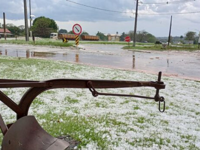 Tempestade chega com granizo em região sul de MS