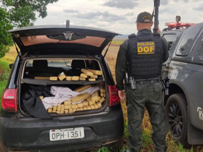 Veículo furtado em MG é apreendido com 700 quilos de maconha