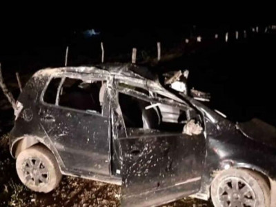 Carro com sete ocupantes capota e duas pessoas morrem