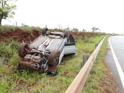 Carro é encontrado capotado às margens da MS-040
