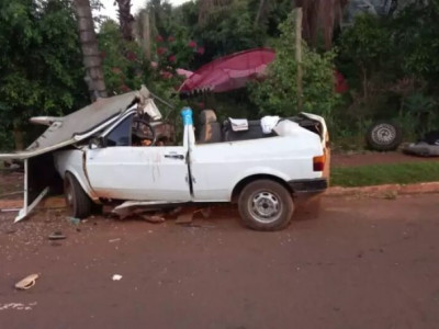 Colisão termina com mulher morta e ocupantes de carro feridos 