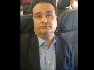 Deputado é abordado em avião e bate-boca com eleitor
