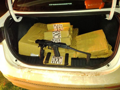 Dupla é flagrada com droga e armas de uso restrito em Caarapó 