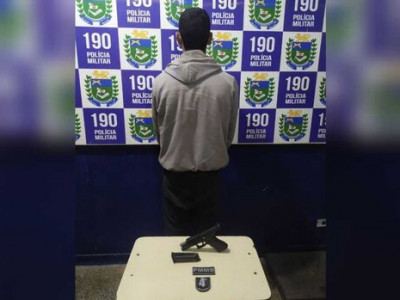 Homem e preso após furtar e ameaçar polícia com uma arma