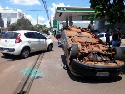 Veículo capota em acidente na região central de Dourados