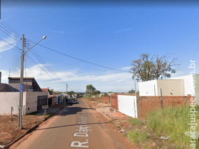 Bêbado, motorista bate caminhonete em portão e foge