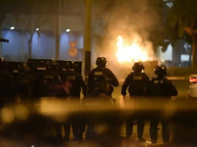 Bolsonaristas queimam carros e tentam invadir sede da PF