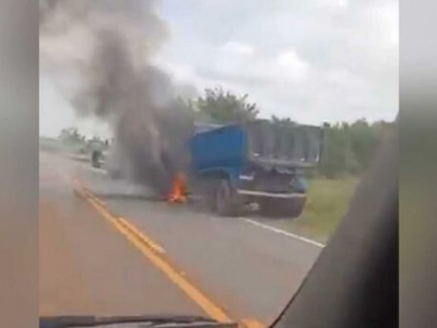Caminhão pega fogo e assusta motorista em rodovia de Bonito