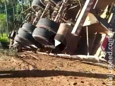 Carreta tomba às margens da MS-164 em Ponta Porã