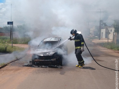 Carro pega fogo em via pública e bombeiros controlam as chamas