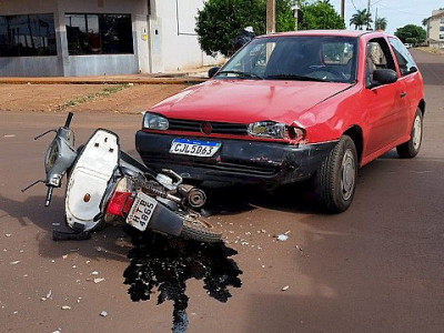 Colisão envolvendo moto e carro deixa mulher gravemente ferida em Dourados
