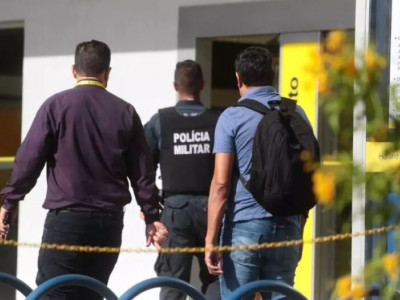 Homem arromba agência bancária e leva aparelho de celular