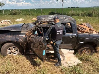 Idosa morre e 6 pessoas ficam feridas após caminhonete capotar