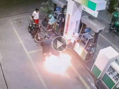 Moto pega fogo enquanto dono esperava para abastecer