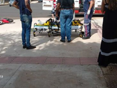 Motociclista não respeita sinal vermelho e fratura perna durante acidente em Campo Grande