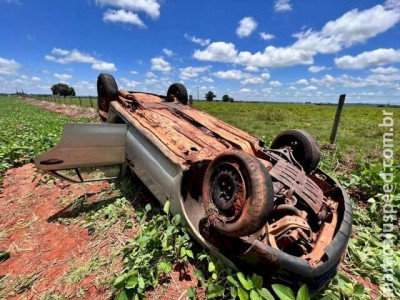Motorista bêbado perde controle e carro capota na MS-473