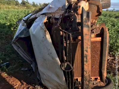 Após colidir em motocicleta, carro capota e mata quatro pessoas