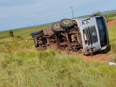 Caminhão tomba na MS-141, em Naviraí