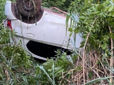 Carro capota e deixa motorista de aplicativo ferida em Corumbá