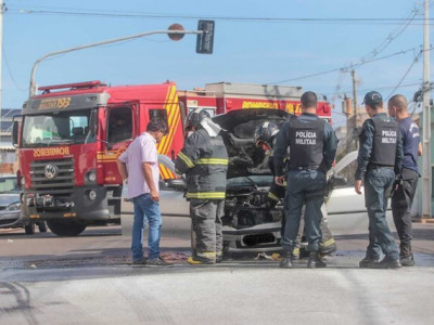 Carro pega fogo e trava trânsito na Rua 13 de Maio