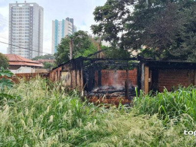 Casa é destruída por incêndio no Monte Castelo