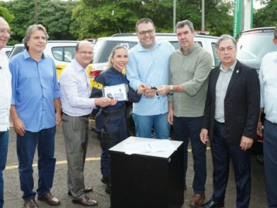 Governador entrega viaturas para prefeito de Dourados